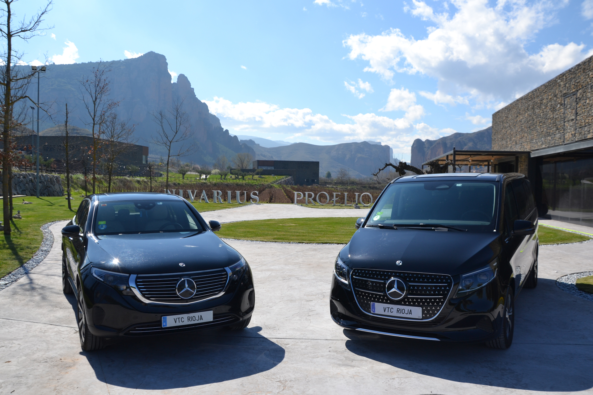 Coche negro de chófer privado entre viñedos de La Rioja